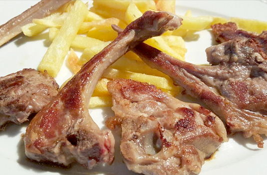Menú infantil - costillas de ternasco a la plancha y patatas fritas Menú infantil - costillas de ternasco a la plancha y patatas fritas